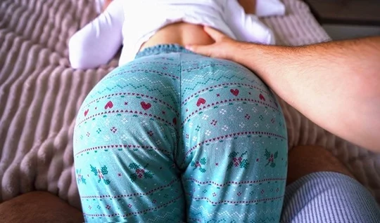 Подруга с большой попкой всегда готова к сексу в постели