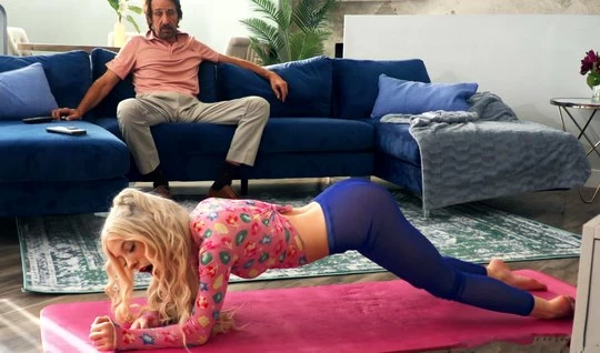 Падчерица соблазнила отчима на жаркий анальный секс