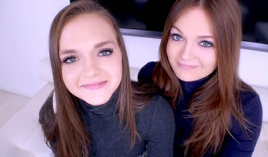 Очаровательные сестры делают минет своему общему приятелю