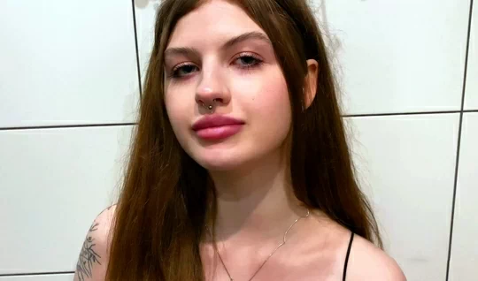 Русская девка с татуировками просто обожает секс и оральные ласки