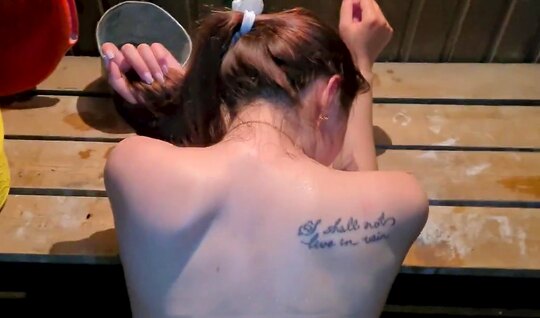 Русская девка с пышной попкой кайфует от секса в бане