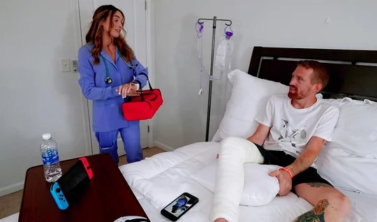 Докторша с большими дойками излечила мужик со стояком