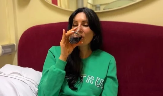 Русская милфа немного выпила и сразу схватилась за горячий член