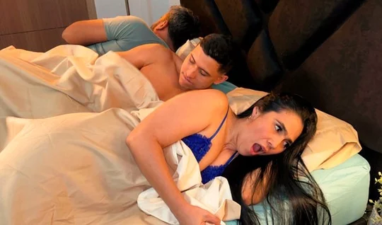 Страстная мамка сама не поняла как изменила мужу с пасынком