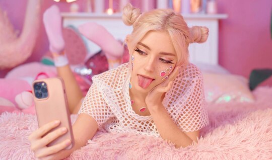 Русская девушка порадовала парня мокрой киской в постели