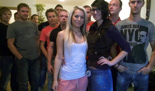 Молодую девку пустили по кругу в групповом кастинге