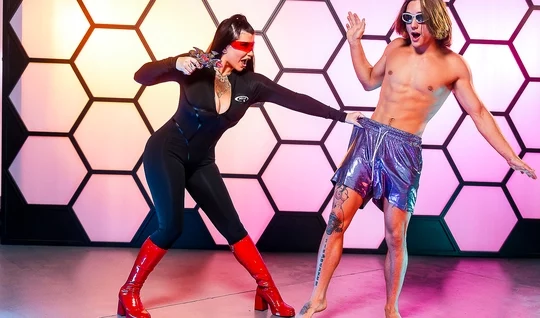 Горячая брюнетка с большой жопой оседлала молодой член