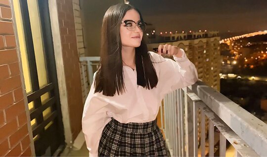 Русская девушка в очках изменила своему парню с его другом