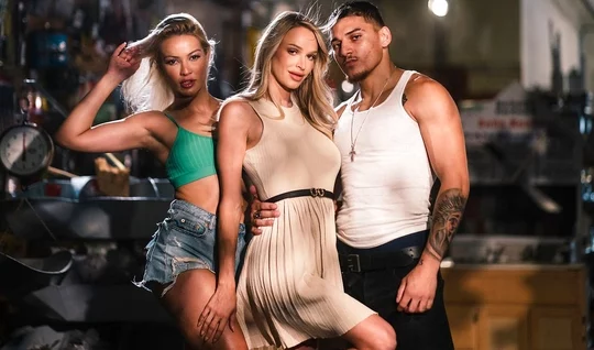 Накаченный мачо устроил групповушку с красотками в гараже