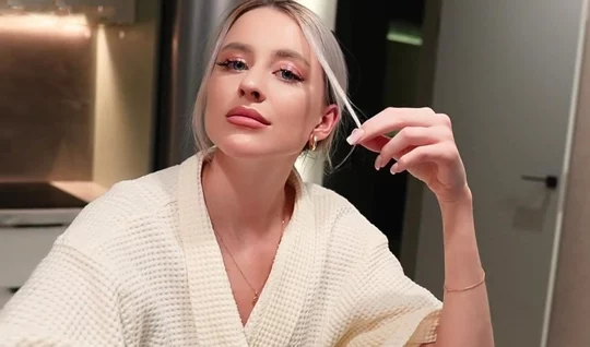 Угостил русскую соседку своим сладким членом на кухне