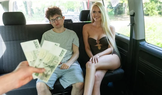 Стройная девушка повелась на деньги и изменила своему парню