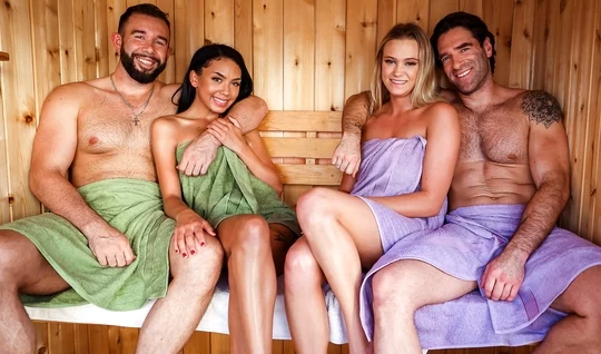 Встретились в сауне чтобы горячий групповой секс устроить