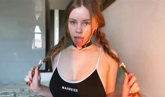 Молодая девица с косичками сладким минетом порадовала друга