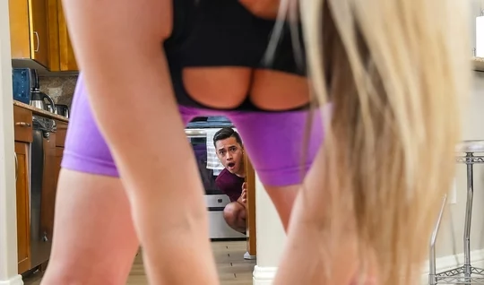 Фитоняшка с упругой попкой перепихнулась в анал с молодым