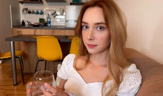 Уговорил молодую русскую соседку попробовать его член