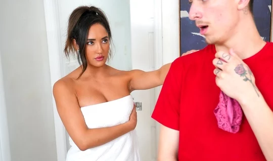 Фетишист потрогал большие дойки своей очаровательной сводной сестры