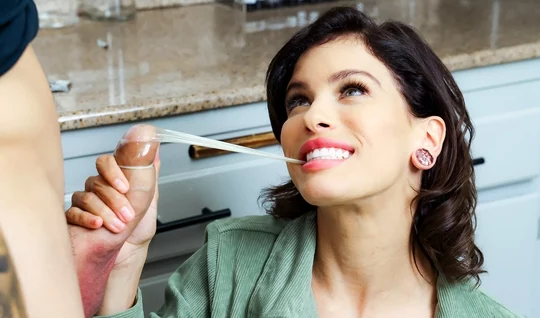 Горячая мамка готова трахаться но только без презерватива