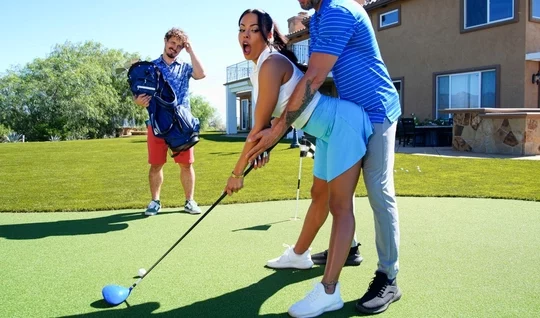 Мужик с большим членом трахает в анал чужую грудастую бабу