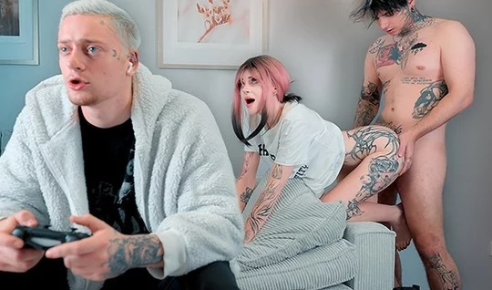 Худая изменщица трахается с другом своего бойфренда