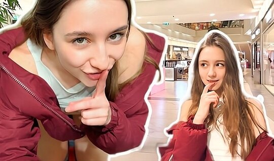 Молодая сучка готова сосать и трахаться даже в магазине