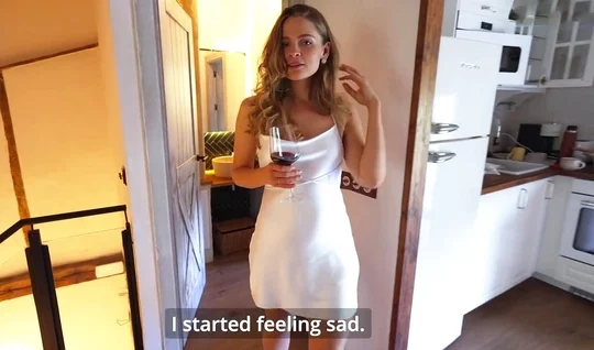 Девушка выпила вина и захотела член попробовать в домашнем порно