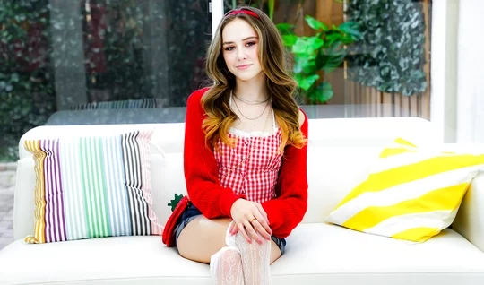 Худенькая молодая девушка активно проявила себя на кастинге