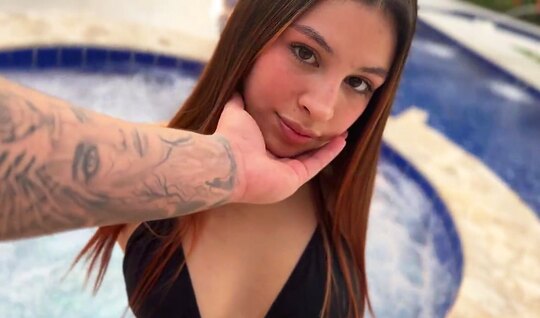 Милашка с большой попкой сама полезла в штаны к приятелю