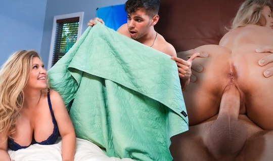 Мачеха с большими дойками залезла в постель к пасынку