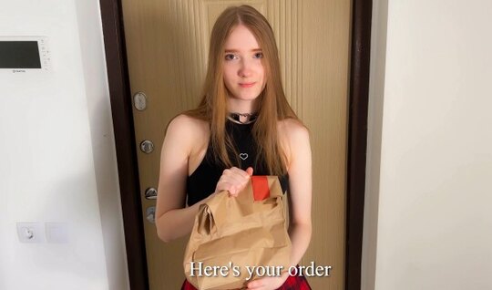 В домашнем порно парень угостил доставщицу членом