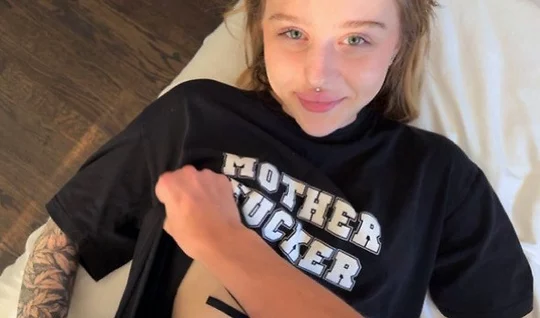 Худая телочка не против потрахаться пока родители на даче