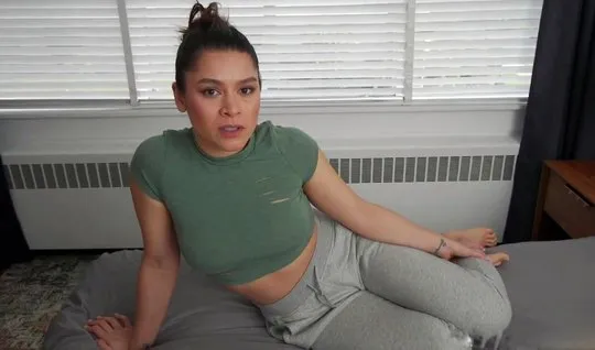 Девушка в чулках и белье раздвигает ноги для глубокого домашнего порно