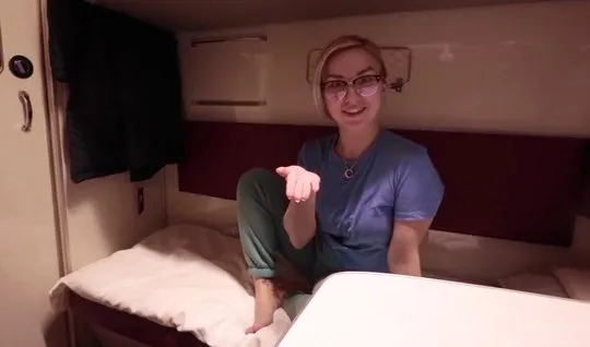 Русский парень прямо в купе поезда раздвигает ноги для секса с незнакомцем