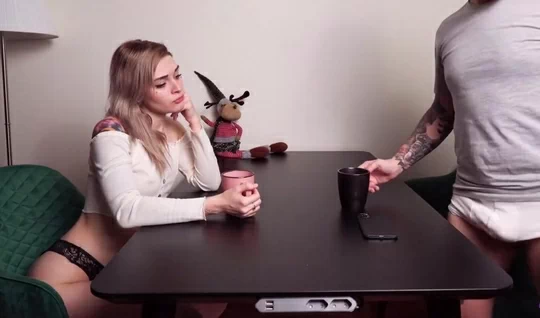 Русская девушка на кровати делает другу домашний минет и прыгает на члене