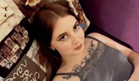 Татуированная развратница на члене скачет и кончает во время домашнего порно