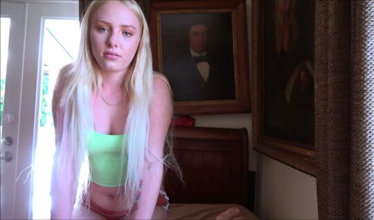 Молодая сводная сестра с наслаждением сосет член брата